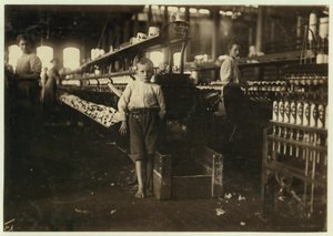 Leo, 8 ans, ne mesurant que 4 pieds, ramasse des bobines pour 15 cents par jour aux Elk Cotton Mills, Fayetteville, Tennessee, 1910 - Lewis Wickes Hine