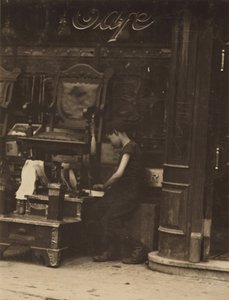 Un jeune cireur de bottes travaillant sur Canal Street à New York City - Lewis Wickes Hine