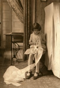 Une jeune fille coupe de la dentelle chez elle, à New York. - Lewis Wickes Hine