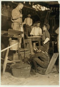 Souffleur et garçon de moule à Seneca Glass Works, Morgantown, Virginie-Occidentale, 1908