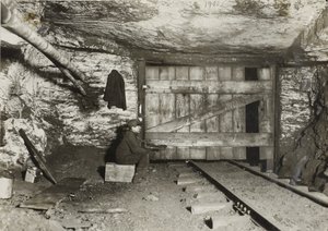 Garçon attendant le passage du charbon - Lewis Wickes Hine