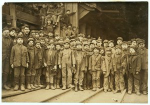 Garçons briseurs triant le charbon à la main à Ewen Breaker de Pennsylvania Coal Co, South Pittston, Pennsylvanie, 1911