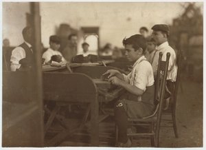 Apprenti enfant à la fabrique de cigares De Pedro Casellas, Tampa, Floride, 1909