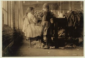 Enfant enfileur et boucleur dans les usines de bonneterie Loudon, Tennessee, 1910