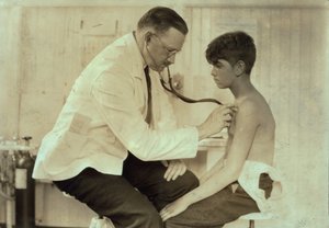 Médecin examinant un jeune ouvrier, Cheney Silk Mills, South Manchester, Connecticut, vers 1924 (photo n/b) - Lewis Wickes Hine