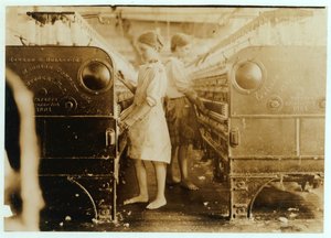 Elsie et Sadie travaillant aux Yazoo City Yarn Mills, Mississippi, elles disaient avoir 13 ans, 1911 - Lewis Wickes Hine