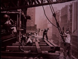Empire State Building en construction, montrant une équipe de levage au travail