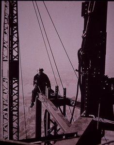 Empire State Building en construction, montrant un boulonneur avec une clé