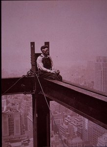 Empire State Building en construction, montrant un ouvrier prenant une pause