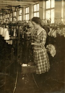 Filles fabriquant des bas dans les usines Ipswich à Boston, Massachusetts - Lewis Wickes Hine