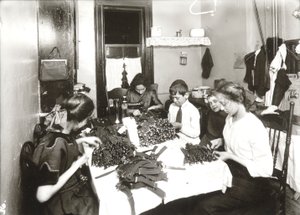 Travail à domicile (fabrication de jarretières) - Lewis Wickes Hine