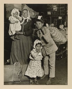 Famille italienne cherchant des bagages perdus, Ellis Island
