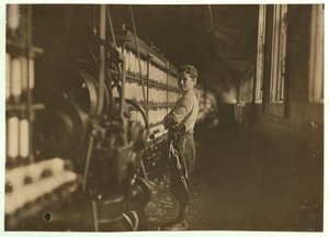 John Dempsey, 11 ou 12 ans, travailleur du samedi dans la salle de filature de Jackson Mill, Fiskeville, Rhode Island, 1909 - Lewis Wickes Hine