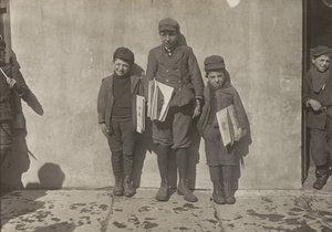 John Pento, 14 ans, Daniel et Angelo Pento, 7 ans, vendant des journaux, Hartford, Connecticut - Lewis Wickes Hine