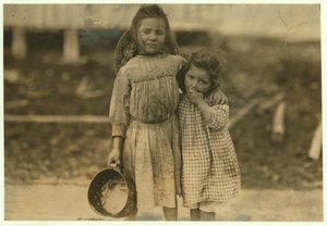 Maud et Grade Daly, 5 et 3 ans, cueillent environ un pot de crevettes chaque jour pour la Peerless Oyster Company, Bay St. Louis, Mississippi, 1911 - Lewis Wickes Hine