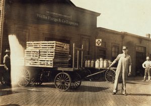 Hommes devant un dépôt Wells Fargo et Co Express avec des caisses et des bidons de lait, Springfield, Missouri, 1916