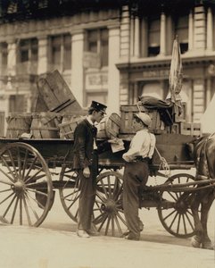Des messagers en conversation à Union Square, New York - Lewis Wickes Hine