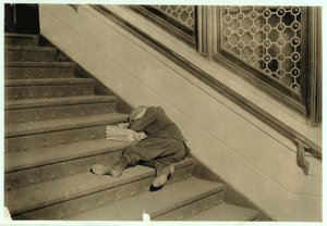 Garçon de journaux endormi avec ses papiers à Jersey City, New Jersey, 1912
