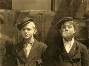 Les vendeurs de journaux en pause cigarette, St. Louis, Missouri. 1910