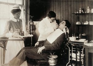 Patient subissant des soins dentaires