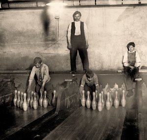 Pinboys dans une salle de bowling du métro, 65 South Street, Brooklyn, New York, 1910