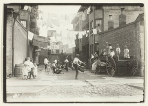 Terrain de jeu dans un village industriel (Terrain de jeu dans une allée de taudis), Boston