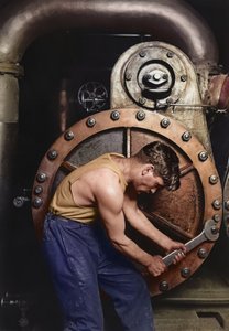 Mécanicien de centrale travaillant sur une pompe à vapeur c.1920