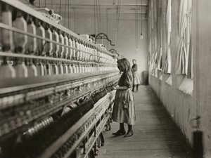 Sadie Pfeifer, fileuse dans une filature de coton, Lancaster, Caroline du Sud - Lewis Wickes Hine