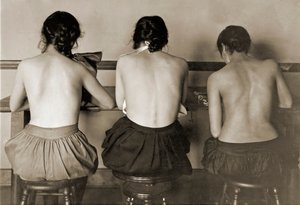 Filles à la machine à coudre, vers 1917