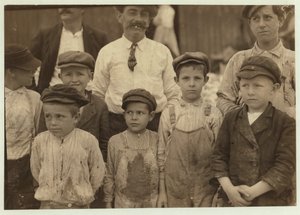 Cueilleurs de crevettes âgés de 5 et 8 ans à Dunbar, Lopez, Dukate Co, Biloxi, Mississippi, 1911