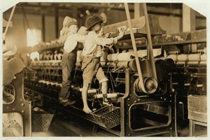 Petits garçons grimpant sur un cadre de filature pour réparer des fils cassés et remplacer des bobines vides à Bibb Mill, Macon, Géorgie, 1909 - Lewis Wickes Hine
