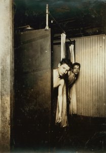 Télégraphistes utilisant des douches, Postal Tel. Co., Broadway, New York, 1910