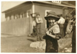 Charlie Foster, dix ans, incapable de lire, avec un emploi stable aux Merrimack Mills, Huntsville, Alabama, 1913 - Lewis Wickes Hine