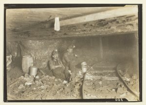 Ces mineurs aiment déjeuner et se reposer dans ces entrées au plafond bas. - Lewis Wickes Hine