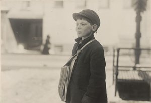 Tony Casale, « Bologna », 11 ans, vend des journaux depuis 4 ans, Hartford, Connecticut, mars 1909 - Lewis Wickes Hine