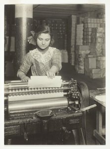 Jeune ouvrier dans une usine de fabrication de boîtes en papier - Lewis Wickes Hine