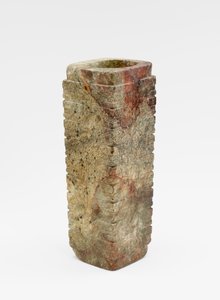 Tube à neuf niveaux (cong) avec masques, c.3300-2250 avant J.-C. (jade, néphrite)