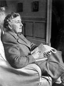 Agatha Christie, écrivaine de romans policiers anglaise, 9 mars 1946