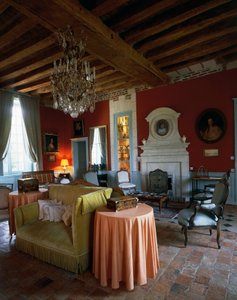 Salon avec plafond à poutres et meubles de style Louis XV et Louis XVI, Château de Réaux, Chouzé-sur-Loire, Indre-et-Loire, France