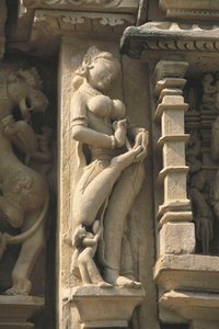 Relief représentant une Surasundari (beauté céleste), temple Parshvanatha, groupe de monuments de Khajuraho (Liste du patrimoine mondial de l