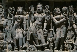 Relief représentant des figures masculines et féminines, temple Adishvara, Vimalavasi Tuk, complexe de temples sur la colline de Shatrunjaya, Palitana, Gujarat, Inde