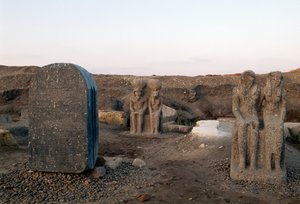 Statues représentant deux divinités, fouilles archéologiques à Buto (Tell el-Farain), Égypte, civilisation égyptienne