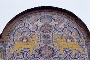 Soleil et lion, emblème royal de la dynastie Qajar, décoration en carreaux polychromes sur la façade de la maison Qavam également connue sous le nom de Narenjestan e Ghavam