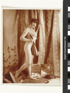 Femme nue debout