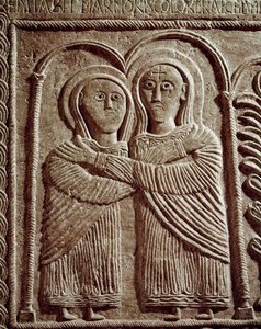 Archéologie du Moyen Âge. Art barbare de Lombardie : Visitation, Sainte Élisabeth et Sainte Marie. Sculpture, art lombard, 737-744. Cividale del Friuli, Musée chrétien, trésor de la cathédrale