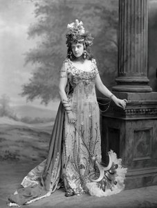 Mme Algernon Bourke 1870-1967, née Guendoline Irene Emily Sloane-Stanley - London . Photo studio Lafayette