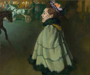 Femme aux Champs-Élysées la nuit
