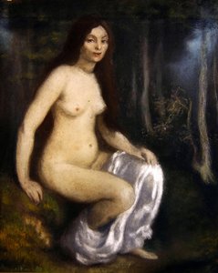 Jeune femme assise dans une forêt