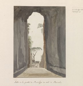 Sortie de la grotte Crypta Neapolitana (ou Grotta di Posillipo) sur la côte de Pouzzoles