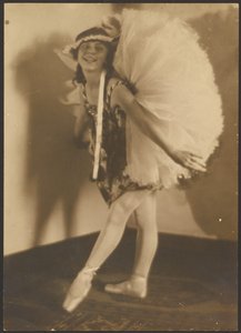 [Ballerine avec coiffe]